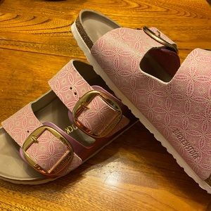 Big buckle pink Birkenstock Sandler, never worn.